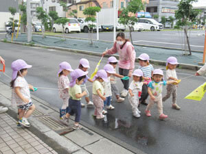 散歩をする保育園児たちの様子