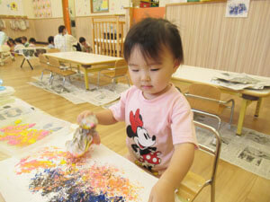 保育園で工作をする園児たちの様子