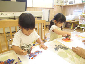 保育園で工作をする園児たちの様子