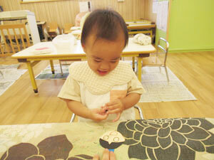 さいたま市見沼区の保育園の園児が工作をしている様子