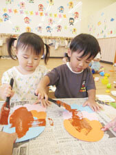 さいたま市見沼区の保育園の園児達が絵の具を塗っている様子