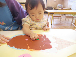 さいたま市見沼区の保育園の園児達が絵の具を塗っている様子