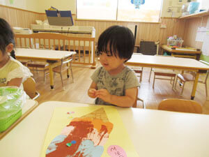 さいたま市見沼区の保育園の園児達が絵の具を塗っている様子