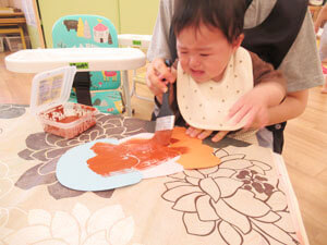 さいたま市見沼区の保育園の園児達が絵の具を塗っている様子